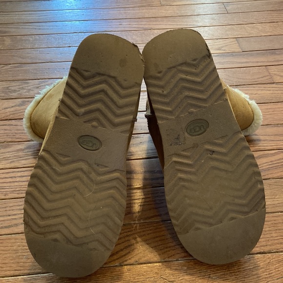 UGG boots - tan, short, bows on the back, size 10 - Picture 5 of 5